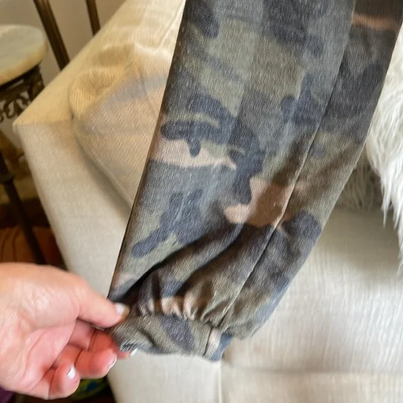 Altered state, camo, thin, cropped sweatshirt, size medium, elastic at bottom - Picture 4 of 4